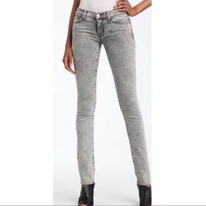 J BRAND Low Rise Pencil Leg Jeans in XRAY Gray/Black